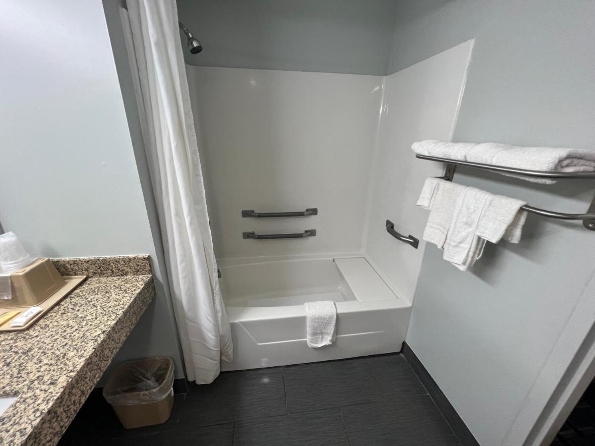 Executive Inn Pelham Bagian luar foto